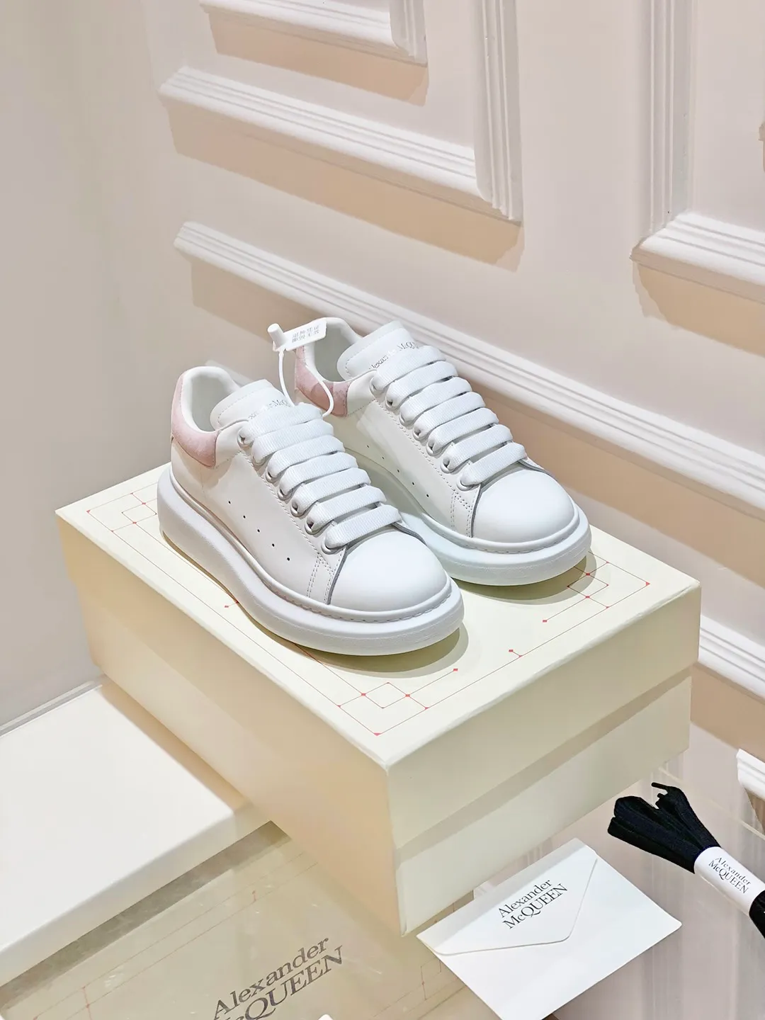 👟👟Ex-factory price 560👟👟 𝐀𝐥𝐞𝐱𝐚𝐧𝐝𝐞𝐫 𝐌𝐜𝐐𝐮𝐞𝐞𝐧A must-have for going out ~ full of confidence. McQueen white shoes are versatile and can instantly elongate your proportions. The long legs that fill the screen make you confident, sweet and cool, and can be controlled by both male and female gods, making you look better as you wear them. ⭐Shoe upper material: first-layer cowhide ⭐Shoe lining material: sheepskin ⭐Available sizes: 35-40, male 39-45 (female 40, male 45 customized)